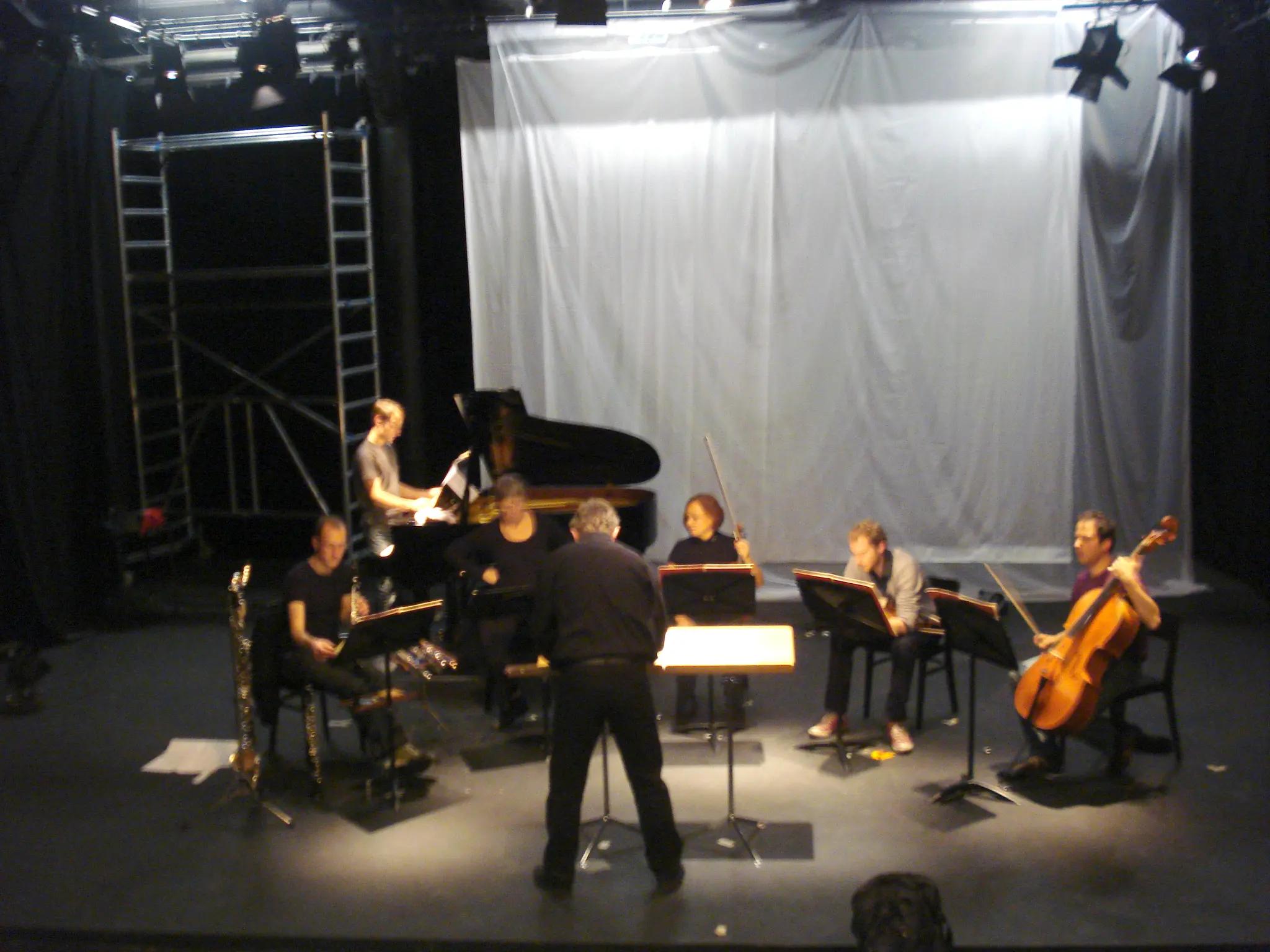 Lichttage Winterthur: Ensemble TAG mit Dirigent auf der Bühne