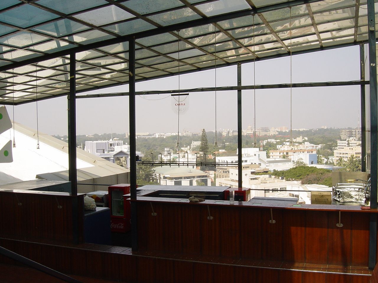 Bar mit weitem Blick über Bangalore