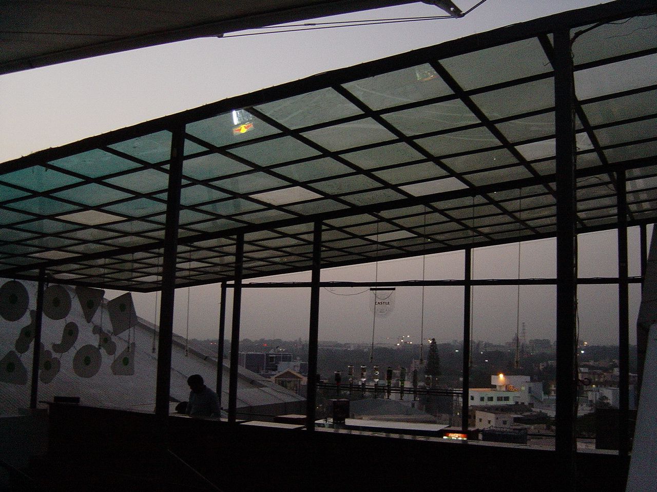 Abendlicher Stadtblick aus der Bar im siebten Stock