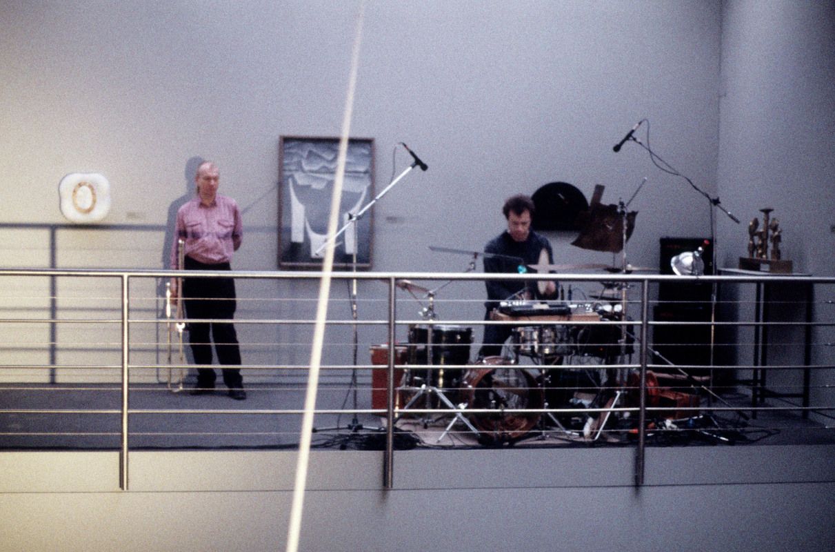 Musiker und technische Ausstattung im Kunstmuseum Bern