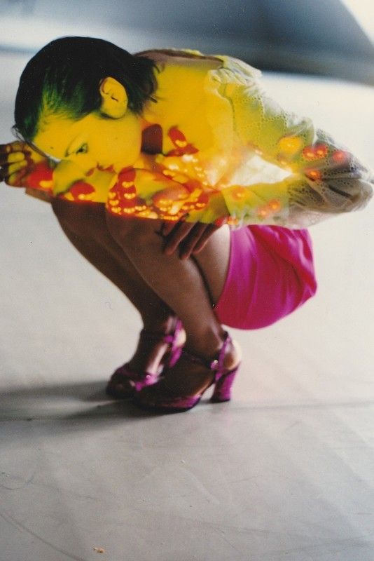 Hockende Performerin mit Bildprojektion auf dem Körper, Lost Goddess, 1998