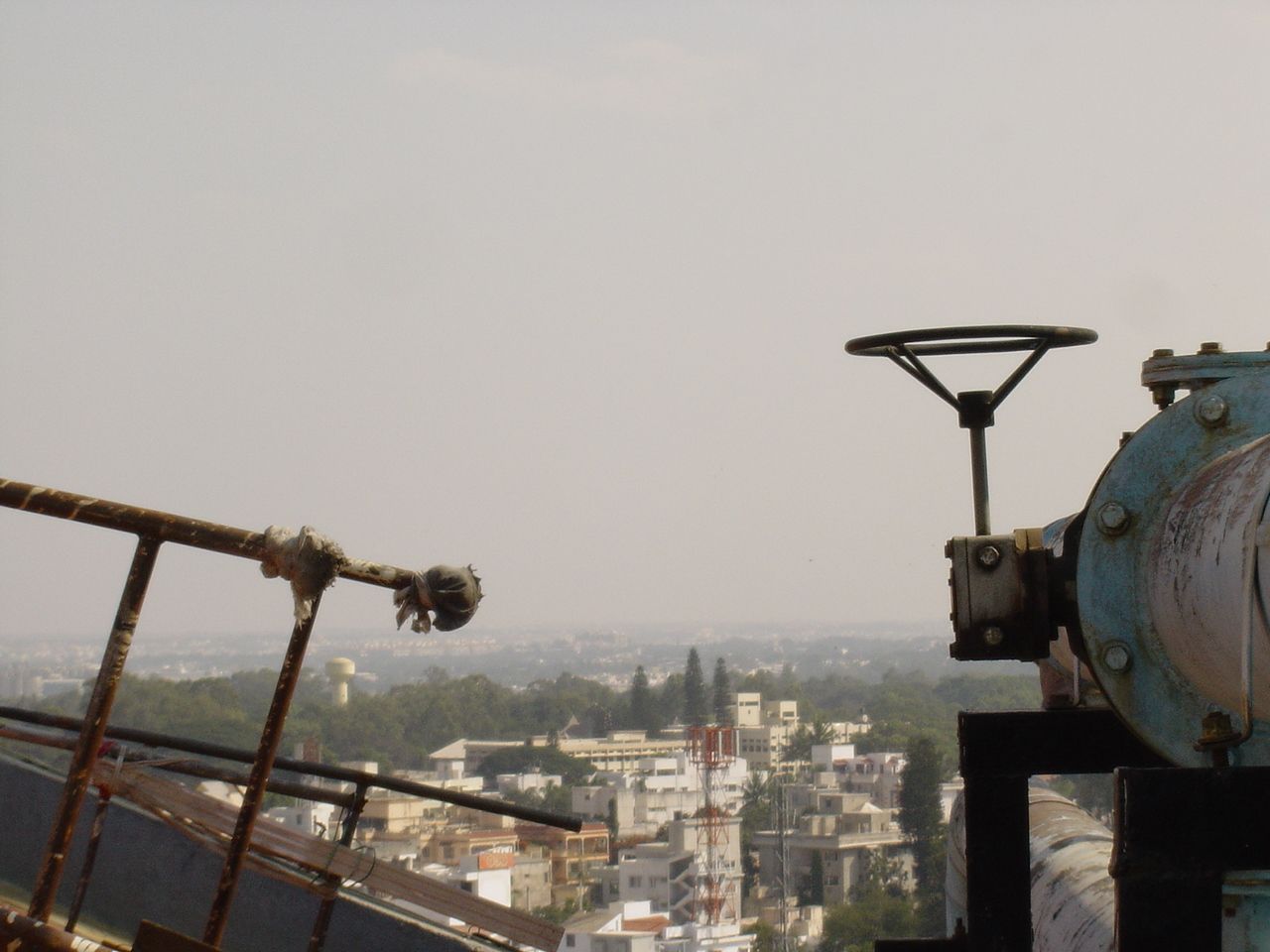 Technische Dachaufbauten vor der Stadtkulisse von Bangalore