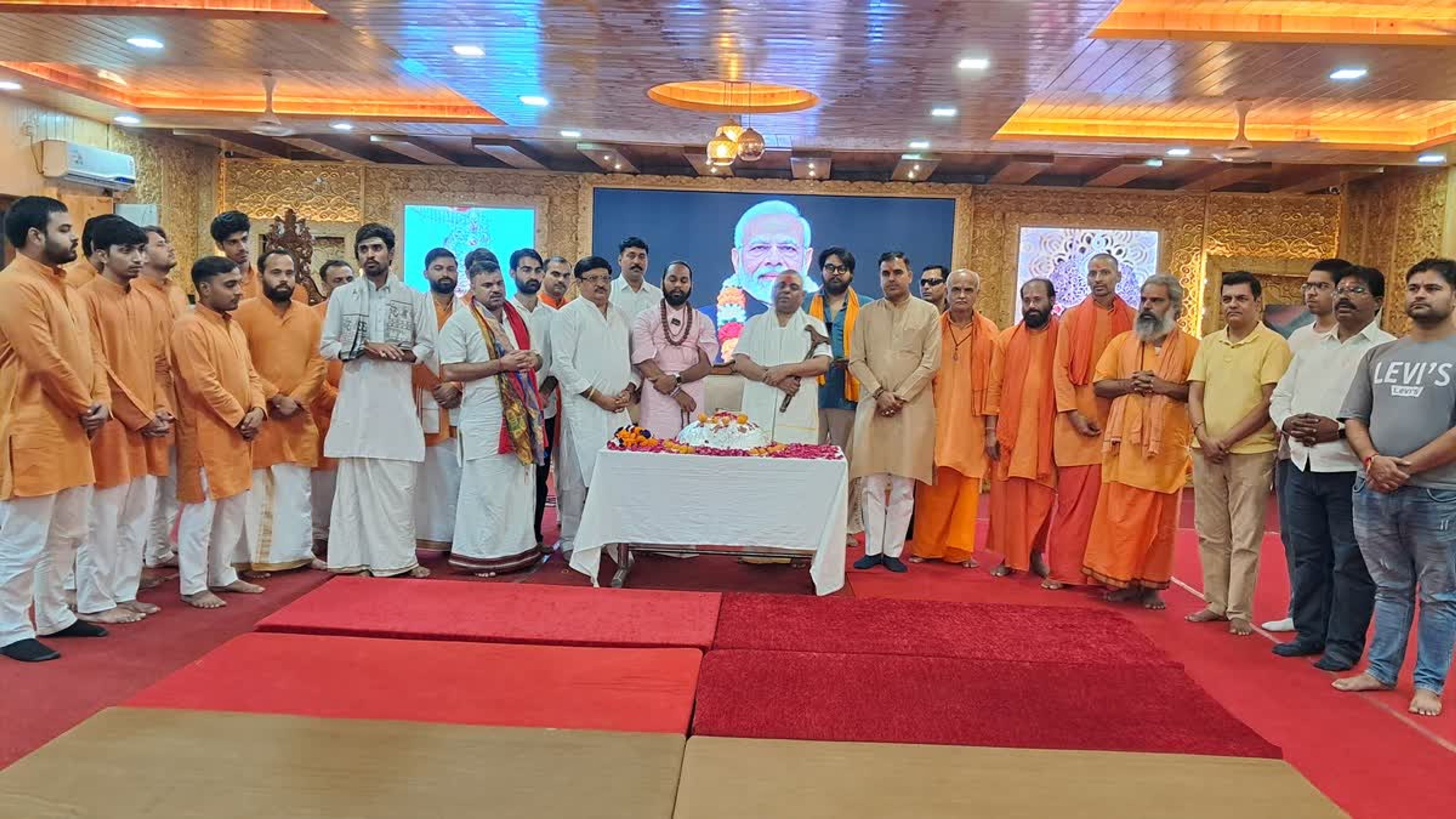 हरिद्वार में संतों ने काटा 76 किलो बूंदी का केक, 'मानव सेवा दिवस' के रूप में मनाया गया PM नरेंद्र मोदी का जन्मदिन