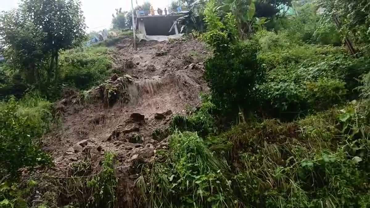 उत्तरकाशी: बारिश के बीच उडरी गांव में भीषण भूस्खलन, मलबे की चपेट में आए 5 घर; भागकर बची ग्रामीणों की जान