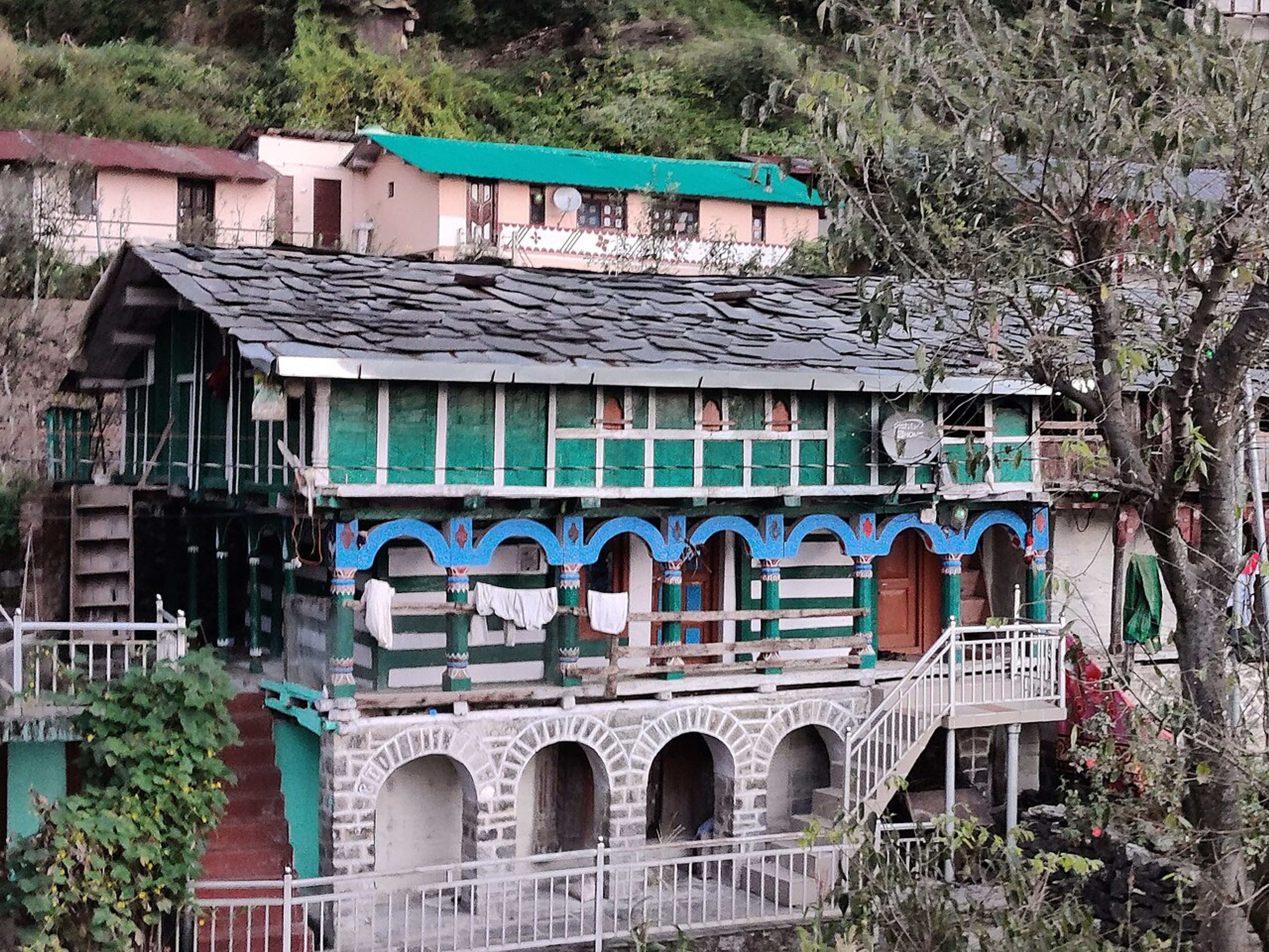 उत्तराखंड में होमस्टे संचालकों को मिलेगा इको-फ्लावर बैज, दस मानकों पर परखी जाएगी हरित मान्यता