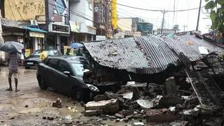 मेरठ में तेज बारिश के बाद जर्जर मकान गिरा, व्यापारी की कार मलबे में दबी
