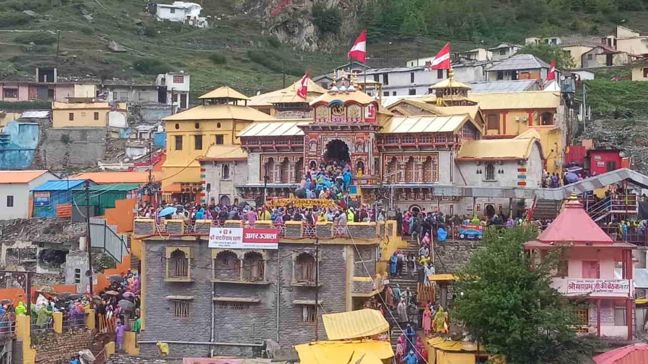 बदरीनाथ धाम में सांस्कृतिक महोत्सव पर विवाद, DJ कार्यक्रम को लेकर उठे सवाल