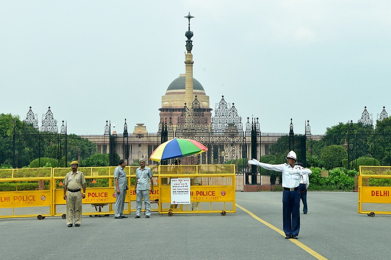 ड्यूटी के साथ निभाई इंसानियत: गलत सेंटर पहुंच गया था यूपीएससी अभ्यर्थी, थानाध्यक्ष ने तीन मिनट पहले पहुंचाकर बचाया साल