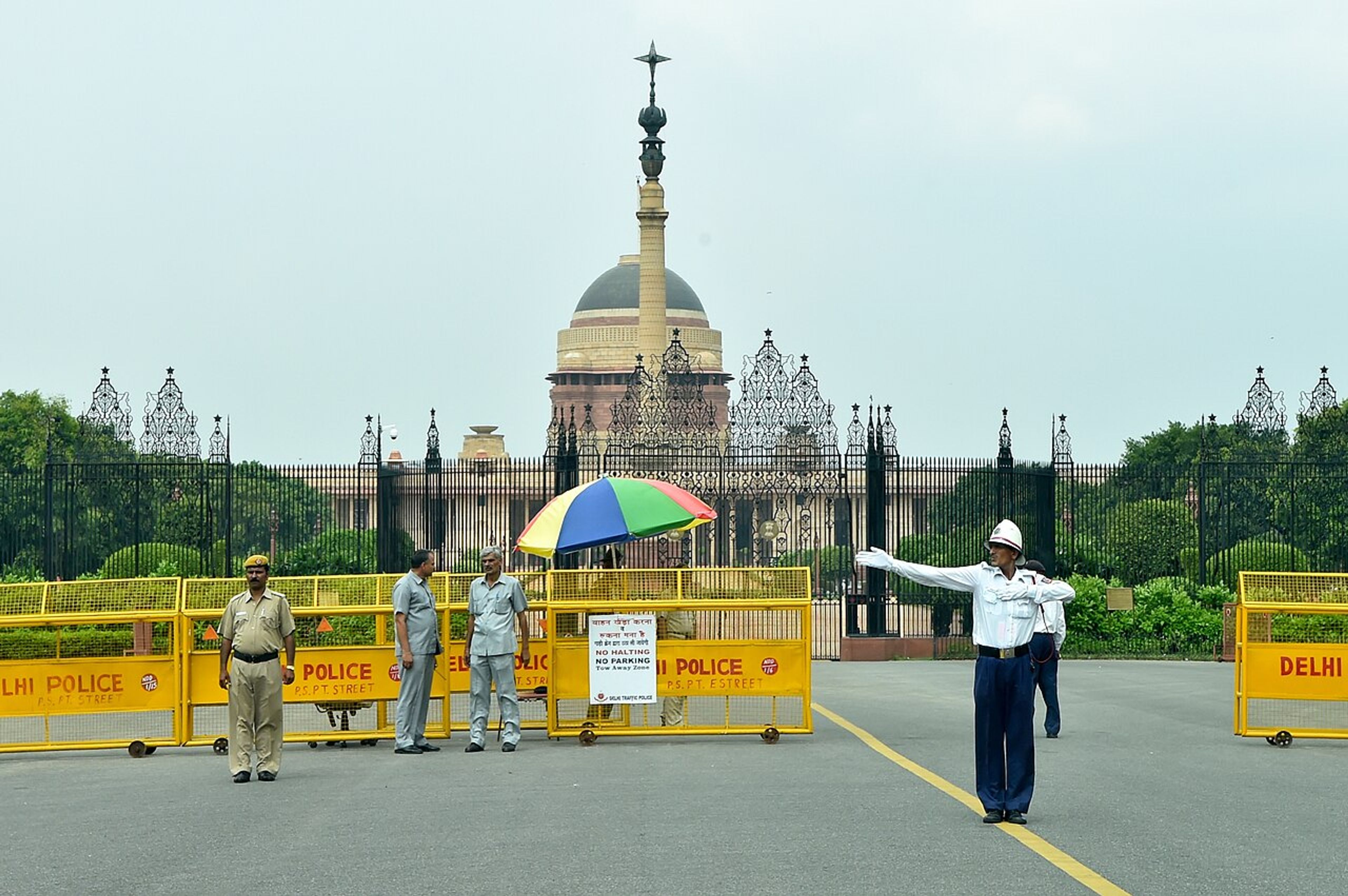 ड्यूटी के साथ निभाई इंसानियत: गलत सेंटर पहुंच गया था यूपीएससी अभ्यर्थी, थानाध्यक्ष ने तीन मिनट पहले पहुंचाकर बचाया साल