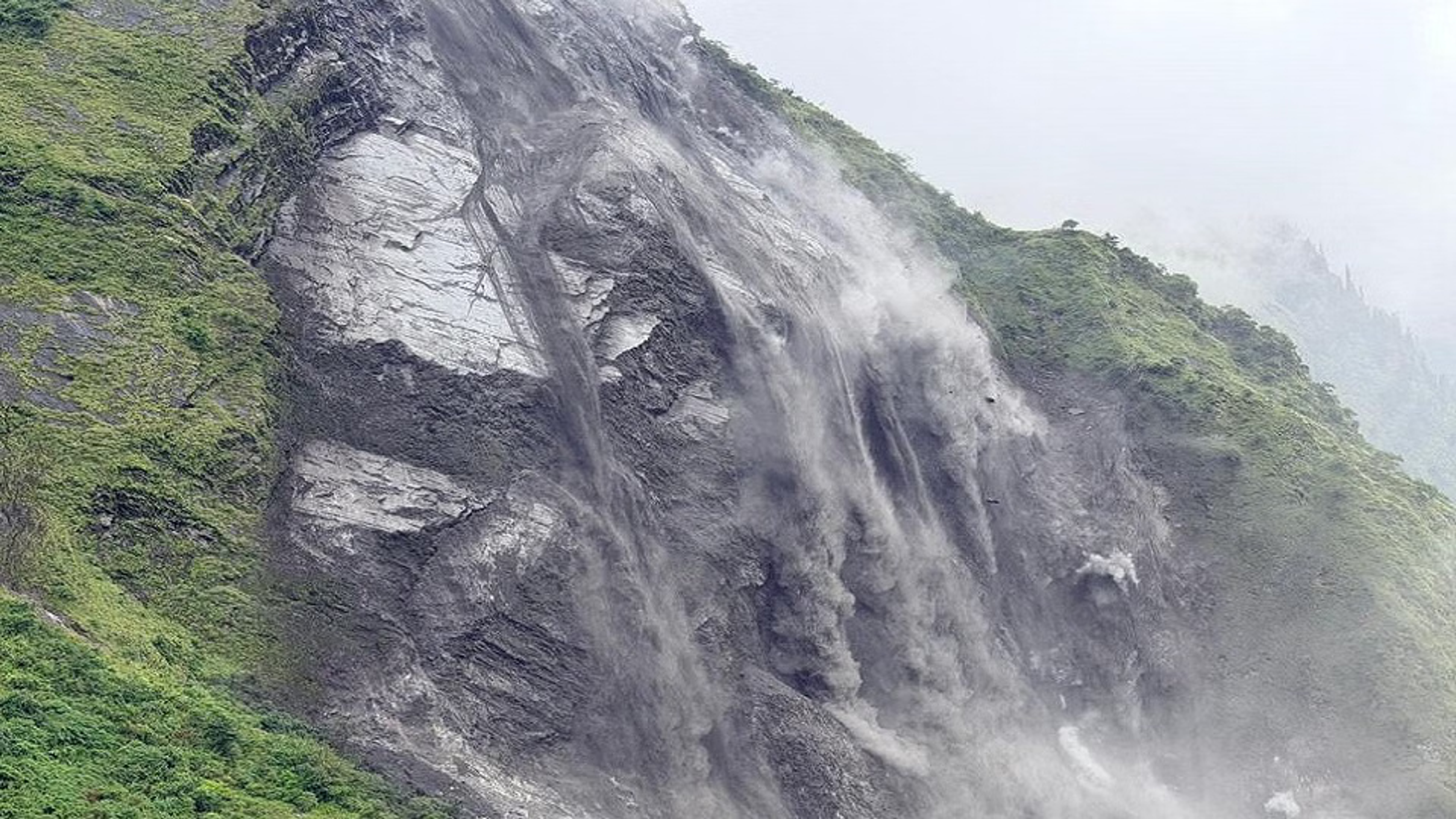 नेपाल में लैंडस्लाइड से चमेलिया नदी में बनी कृत्रिम झील: पिथौरागढ़ सीमा पर मंडराया बाढ़ का खतरा, काली नदी किनारे अलर्ट