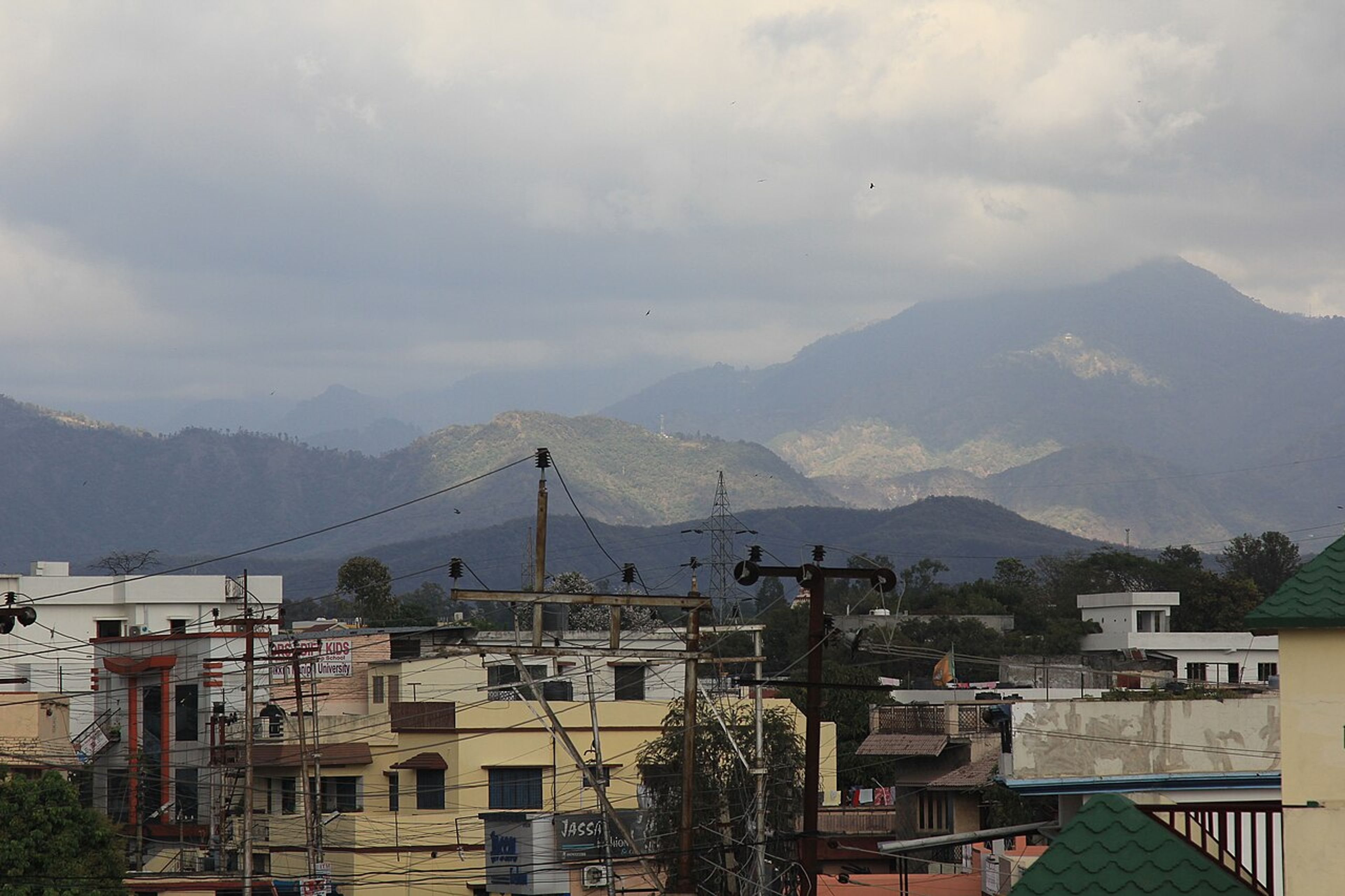 अयोध्या में दिखेगी उत्तराखंड की पहाड़ी पहचान: 67.83 करोड़ से बनेगा राज्य अतिथि गृह, रुद्रपुर में 23.32 करोड़ का खेल परिसर