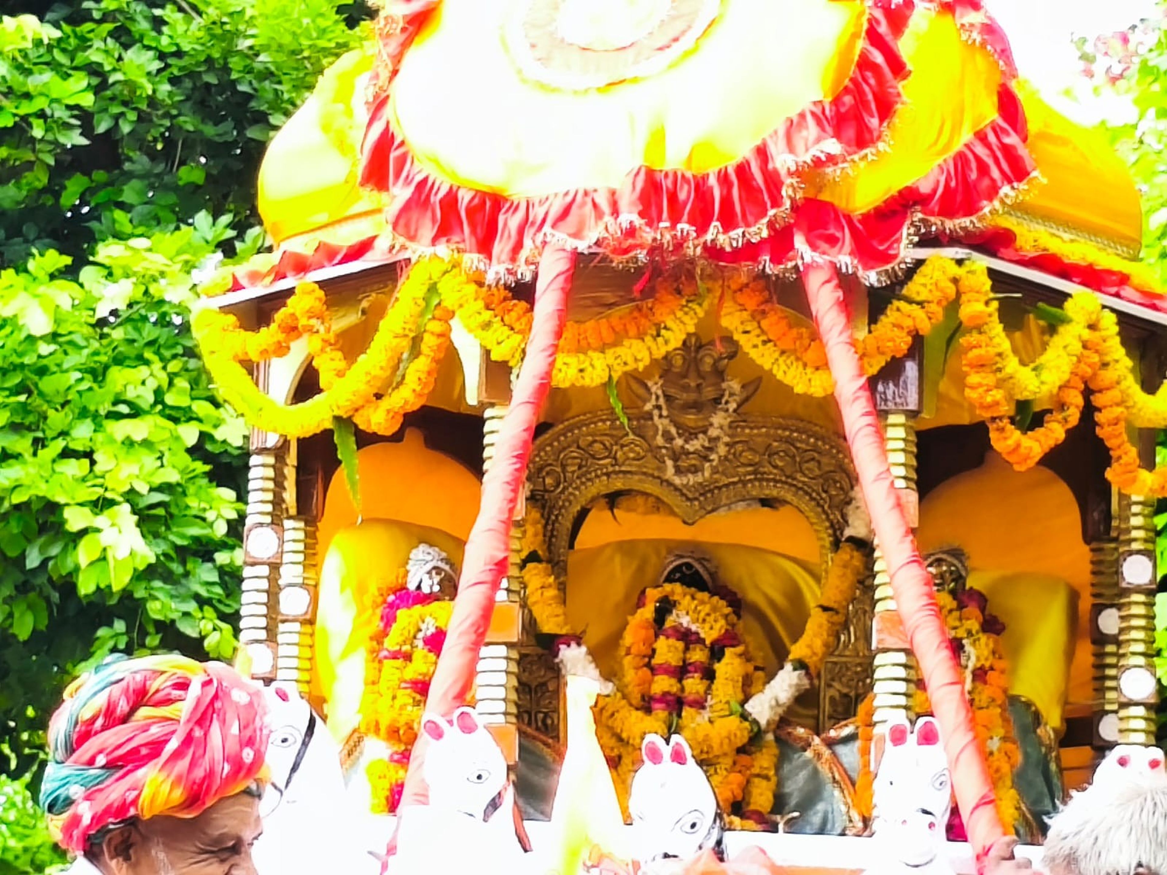 पूजा की विधि पर मंदिरों में श्रद्धालुओं को परंपरानुसार मार्गदर्शन