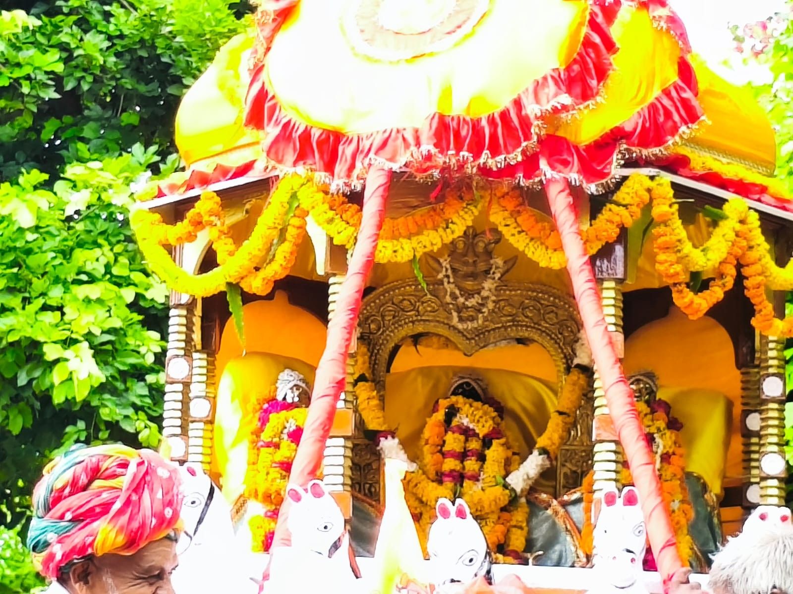 पूजा की विधि पर मंदिरों में श्रद्धालुओं को परंपरानुसार मार्गदर्शन