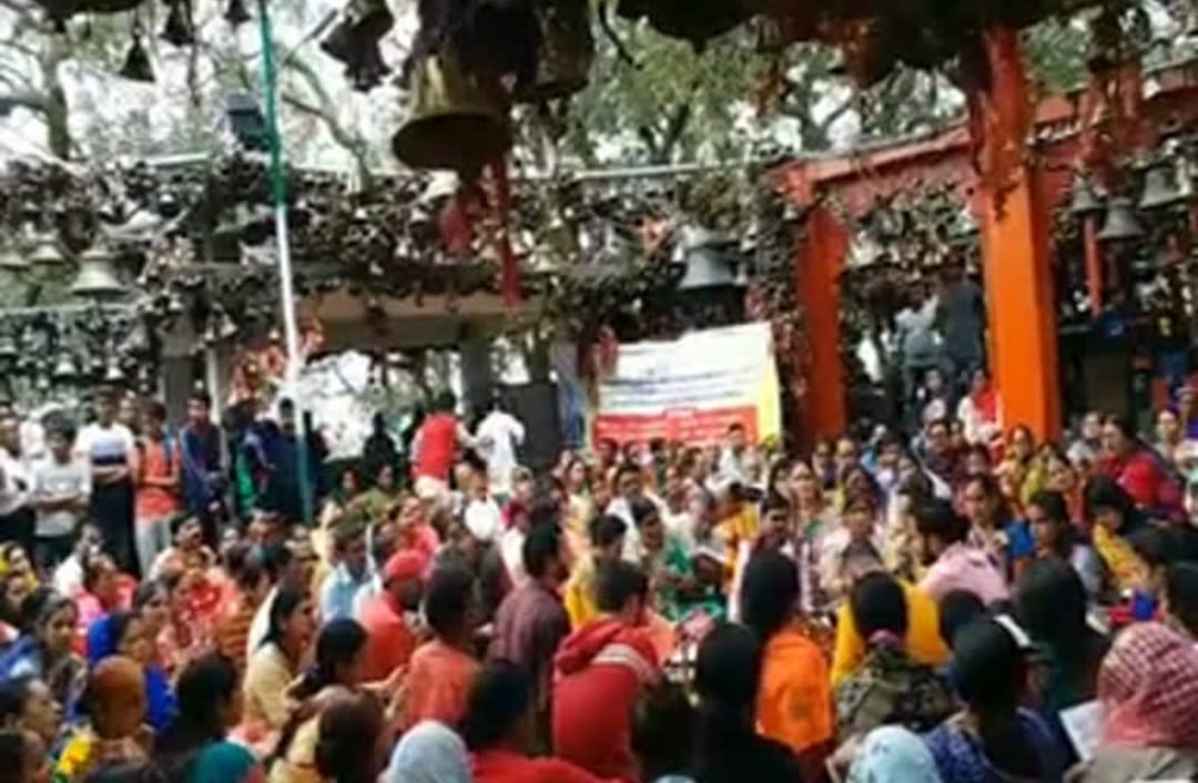 न्याय के देवता चितई गोल्ज्यू के दरबार में उमड़ा आस्था का सैलाब, घंटों कतार में खड़े रहे श्रद्धालु