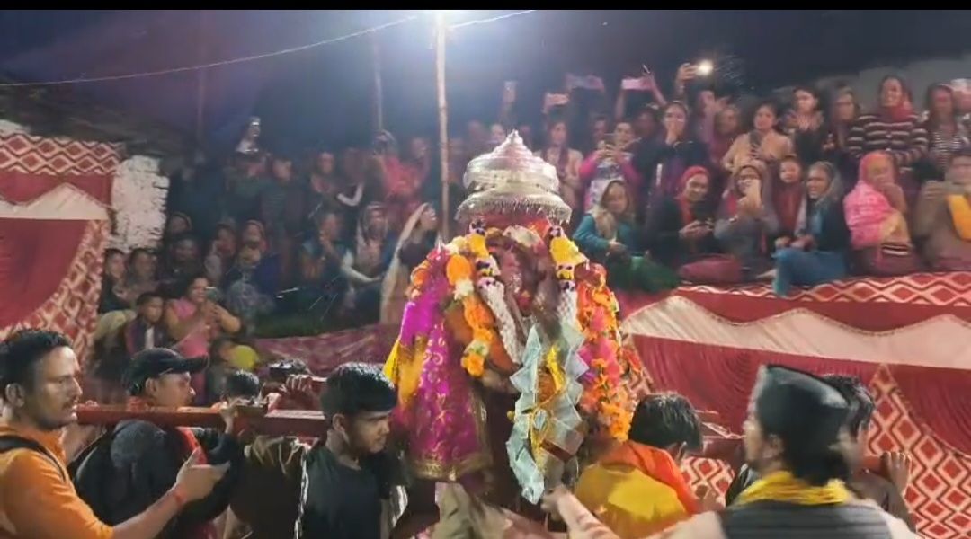 श्री नंदा राजराजेश्वरी बड़ी जात यात्रा: सिद्धपीठ कुरुड़ से निकलीं तीनों देव डोलियां तीसरे पड़ाव पर पहुंचीं; चौसिंगा खाड़ू बने विशेष आकर्षण का केंद्र