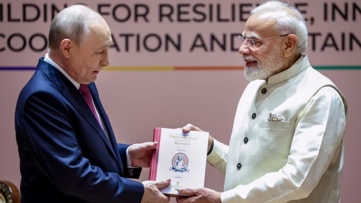 पीएम मोदी ने रूसी राष्ट्रपति व्लादिमीर पुतिन को भेंट की 'तिरुक्कुरल', गर्मजोशी से मिले दोनों नेता