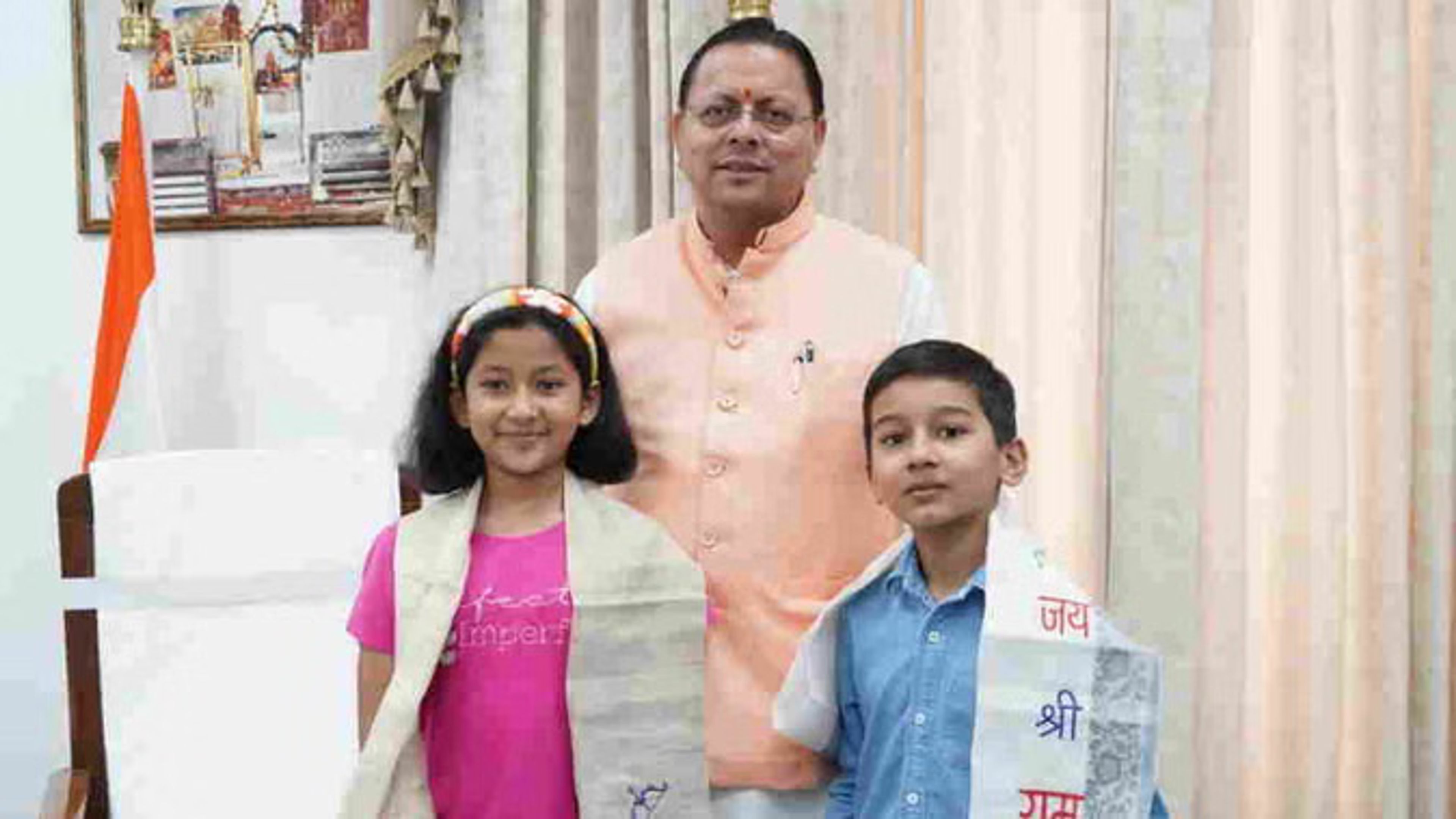 माउंट किलिमंजारो पर लहराया तिरंगा: उत्तराखंड के नन्हें पर्वतारोही रियांश और प्रिशा से मिले सीएम धामी; कहा- बच्चों का साहस युवाओं के लिए मिसाल