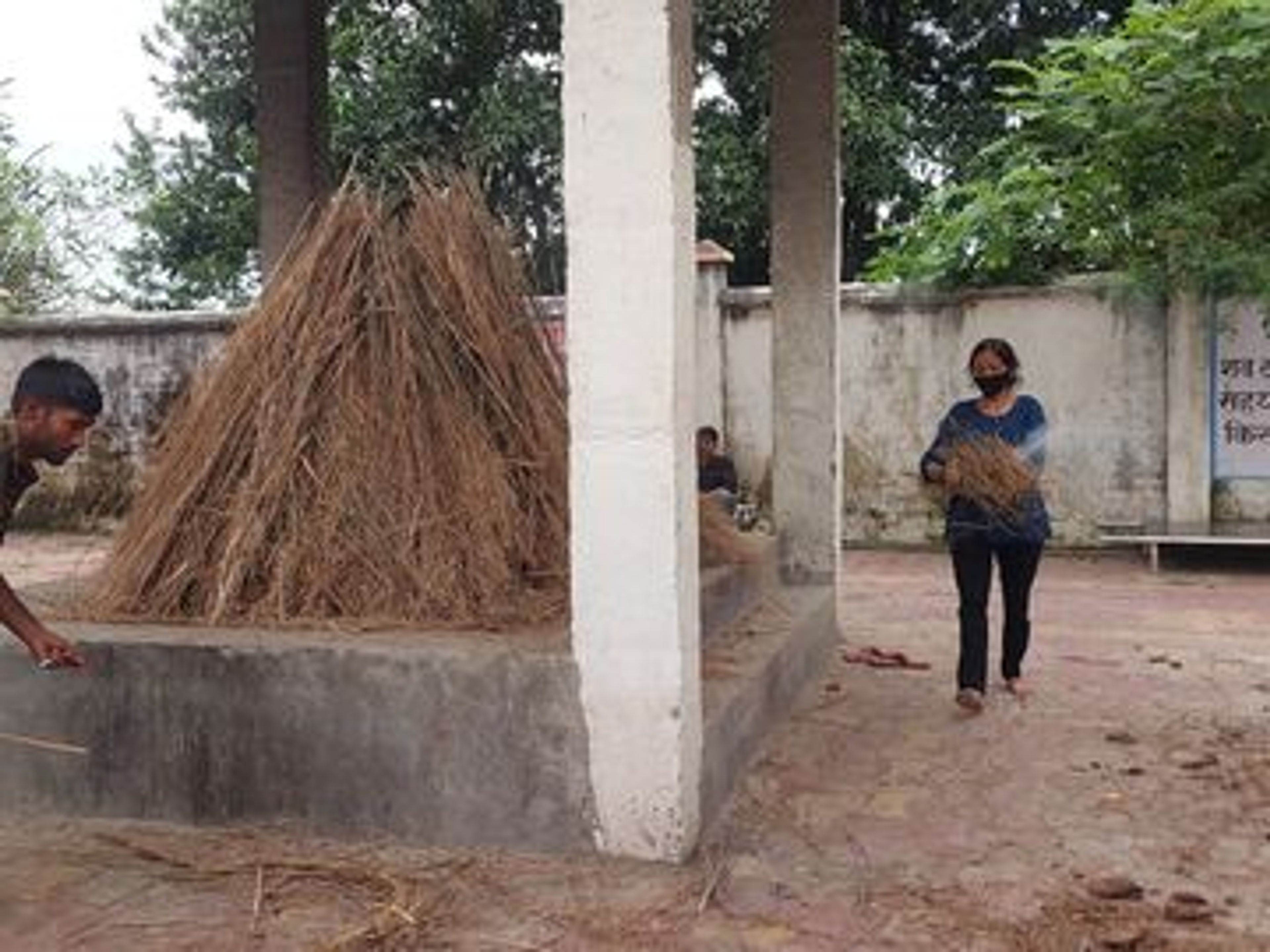 औरैया में सात बहनों ने मां को कंधा दिया, सबसे छोटी बेटी ने किया अंतिम संस्कार