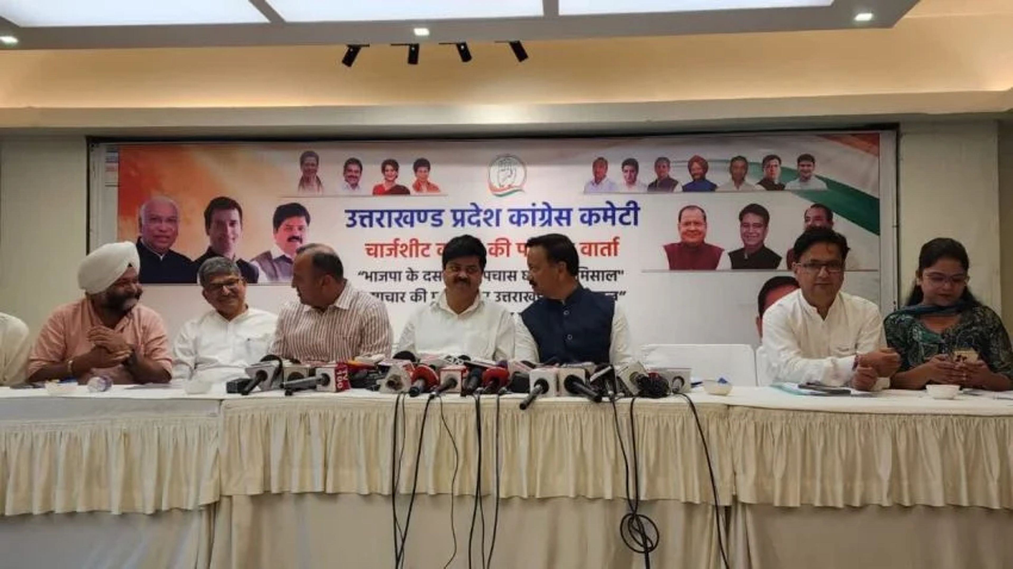  सरकारी जमीनों के आवंटन पर कांग्रेस का तंज: 'नाम से मुख्यमंत्री, काम से प्रॉपर्टी डीलर'