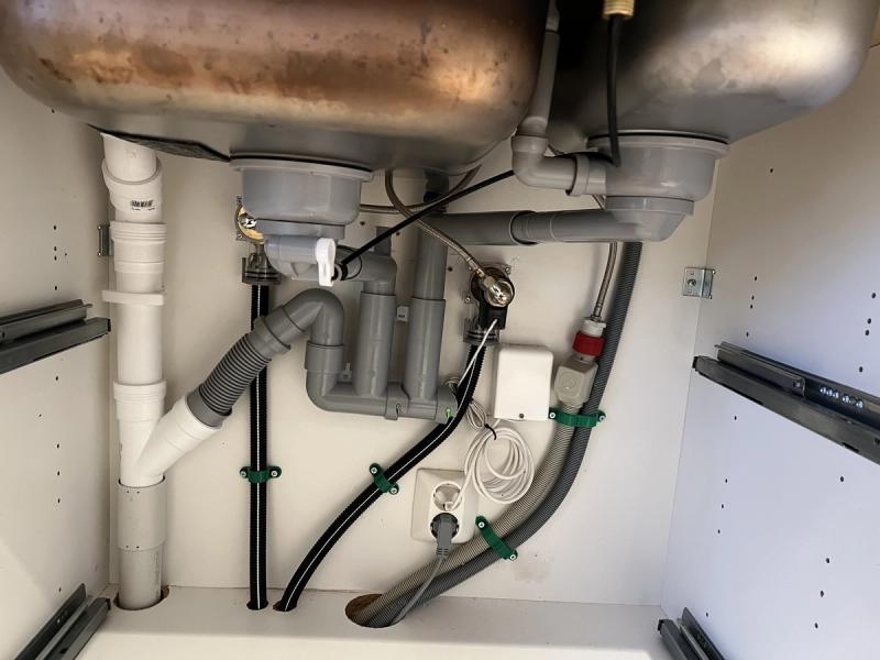 Bildet viser oppsett under kjøkkenvask