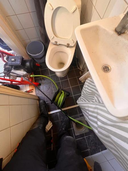 Bildet viser høytrykkspyling av avløp