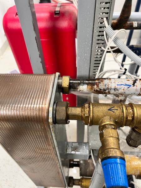 Bilde viser lekkasje på varmeveksler