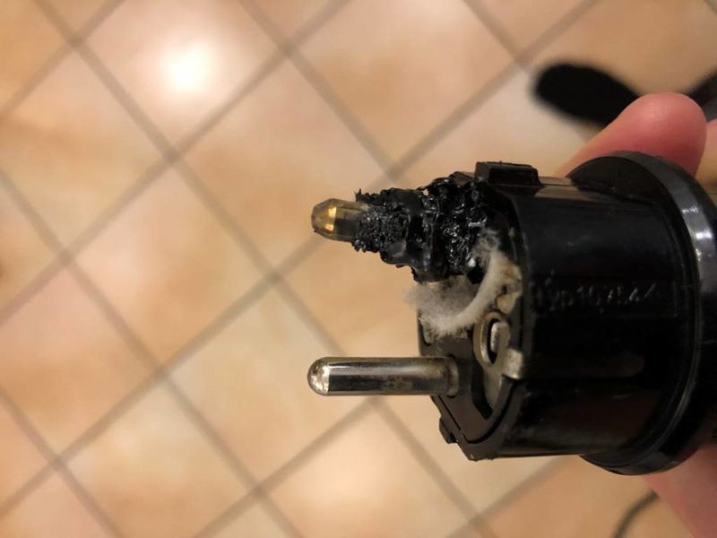 Bilde viser en brent kontakt