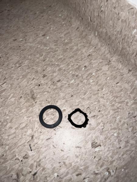 Bildet viser ny og defekt pakning til dusjkran.