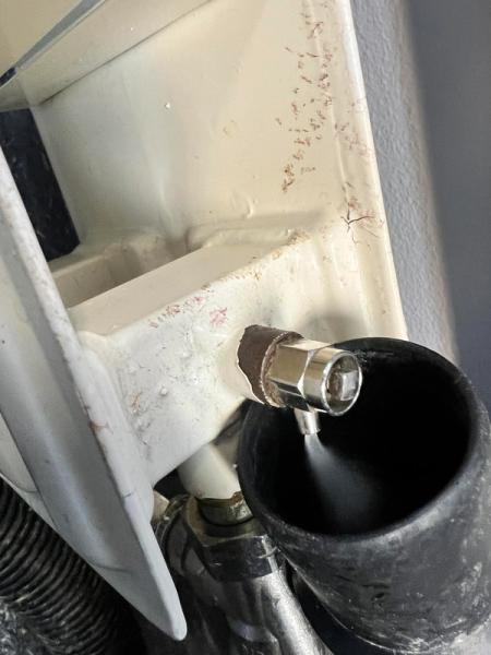 Bildet viser Trondheim Rørvakt tømme radiator etter lekkasje