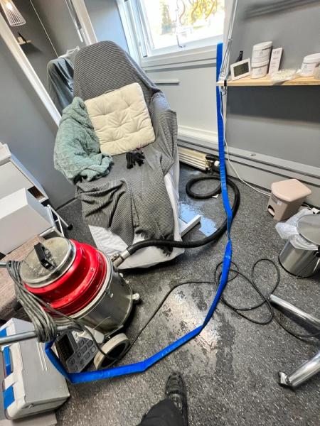 Bildet viser vannlekkasje på varmeanlegg.