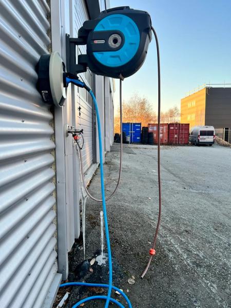 Bildet viser frosset hagevann