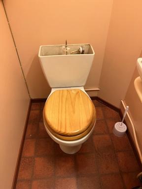Bildene viser ny og gammel toalett under demontering og nymontering
