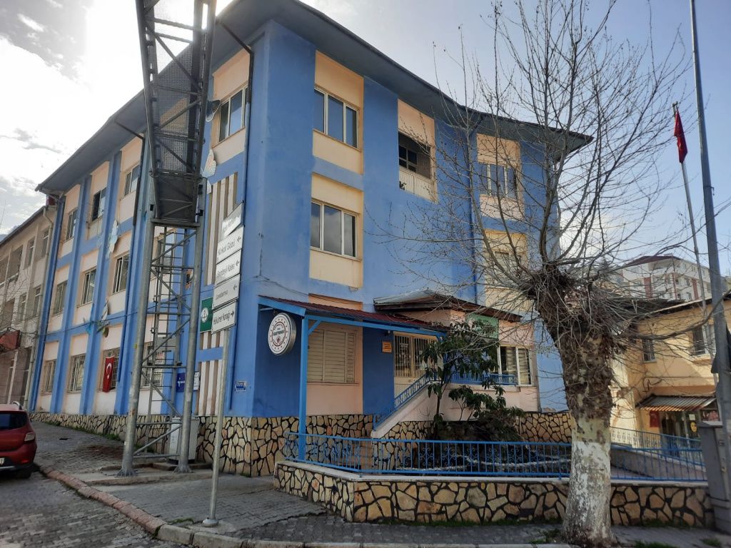 Adana Saimbeyli Öğretmenevi dış cephe görünümü