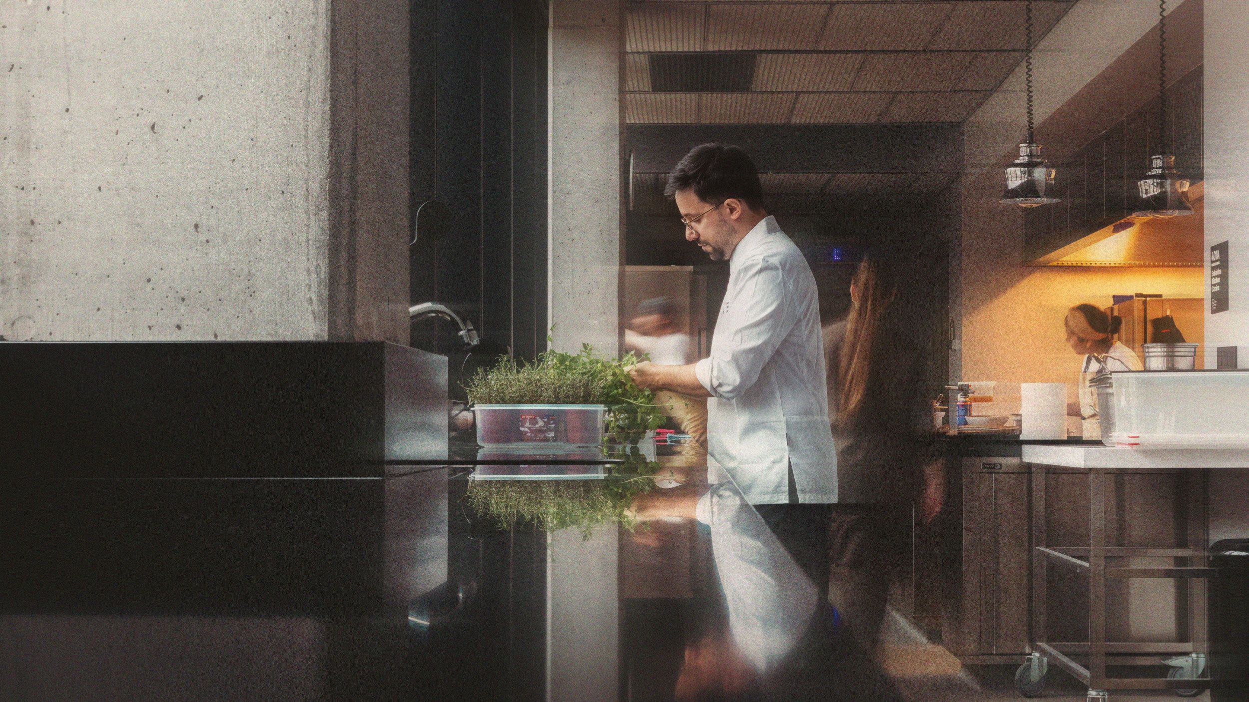 Foto de la cocina con el chef trabajando