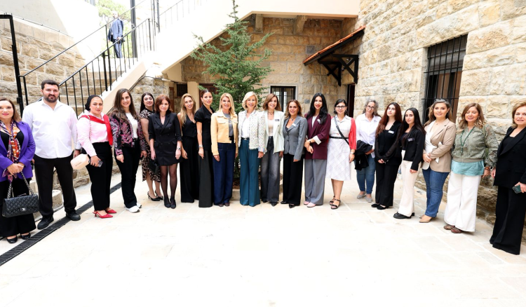 السيدة الأولى نعمت عون تزور مشروع "نساء الشمس" في ضهور الشوير وتغرس أرزة الأمل دعماً لتمكين المرأة