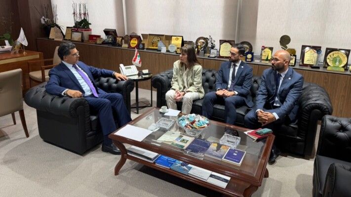 وزارة الإعلام والصليب الأحمر يواصلا التنسيق لتعزيز سلامة الصحافيين في مناطق النزاع