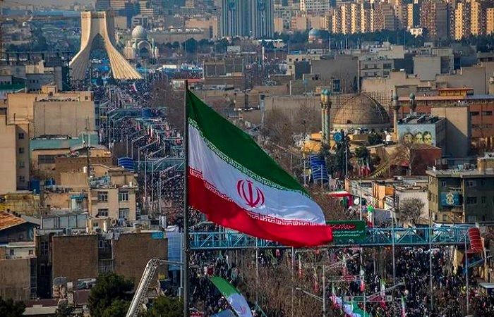 13 صاروخاً فجّرت الغضب في طهران... إيران تتوعد أميركا بـ"رد حاسم" بعد سقوط 7 عسكريين