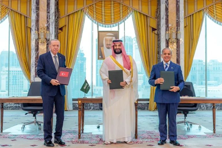 اتفاق دفاعي جديد في المنطقة يثير السؤال: لماذا اختارت مصر البقاء خارج المعادلة؟