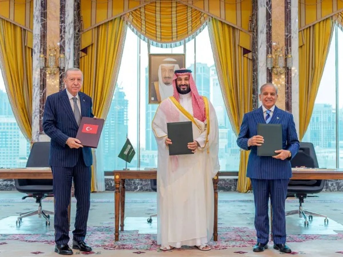 اتفاق دفاعي جديد في المنطقة يثير السؤال: لماذا اختارت مصر البقاء خارج المعادلة؟