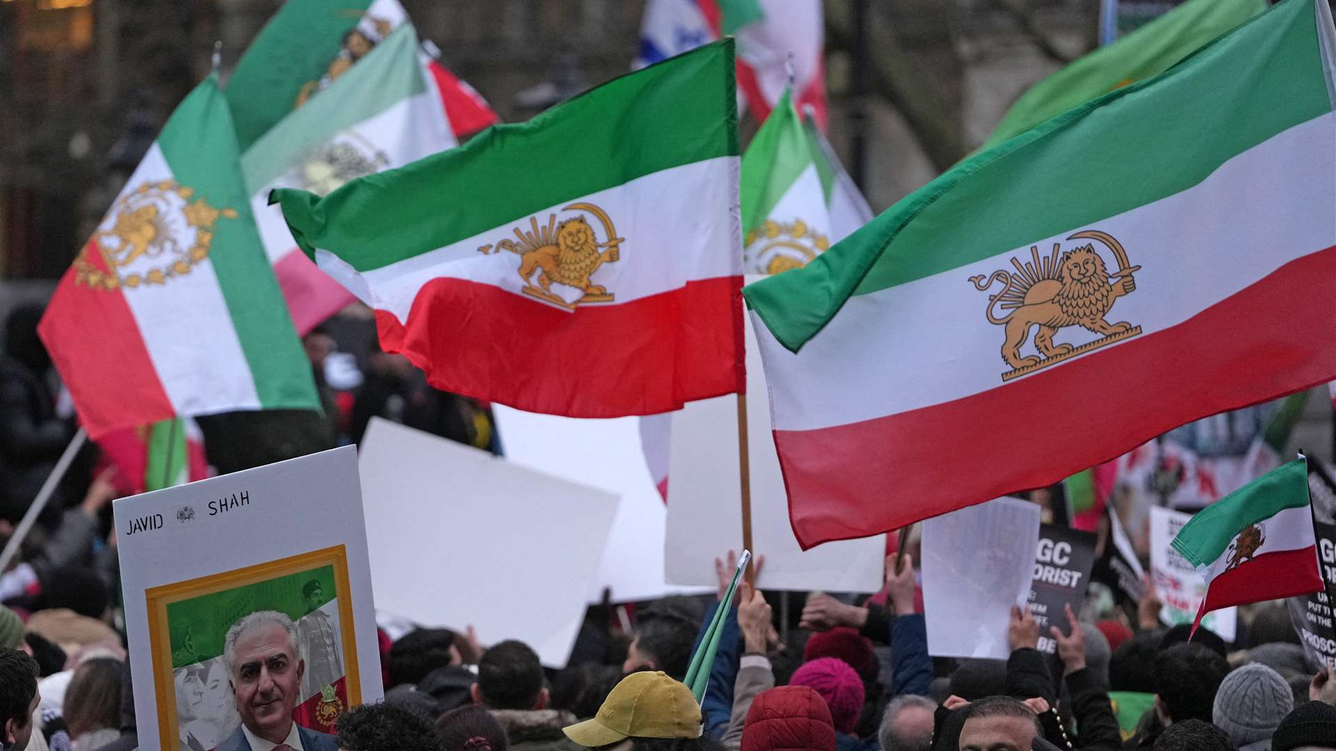 تظاهرة إيرانية في برلين تطالب بالحرية وترفض “الديكتاتورية” وأعلام الشاه تتصدر المشهد