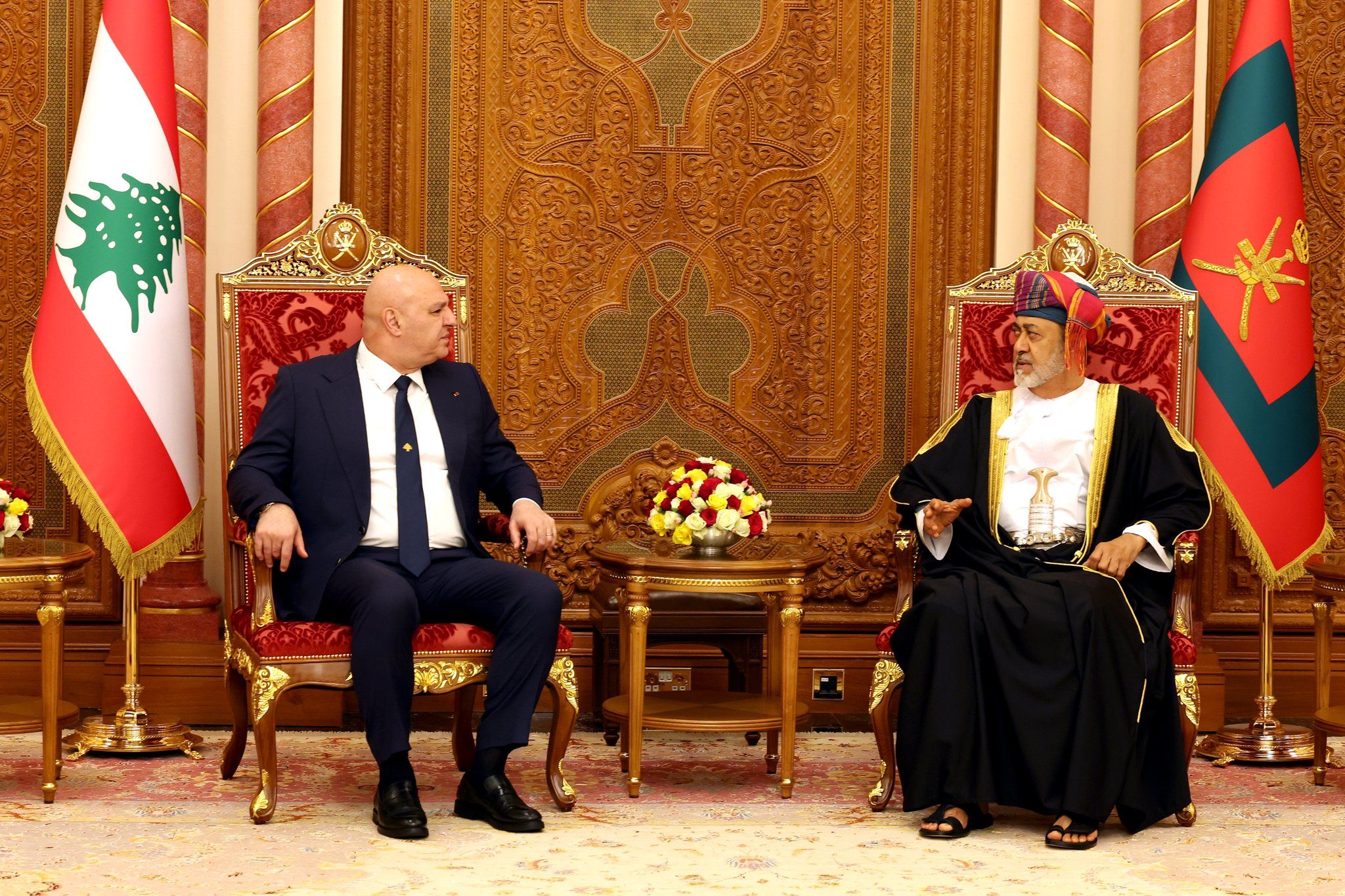 قمة لبنانية - عمانية بين رئيس الجمهورية والسلطان هيثم بن طارق: توافق على فتح افاق جديدة في التعاون والشراكة والاستثمار بين البلدين في العديد من المجالات .