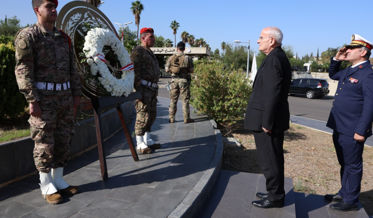 وزير الدفاع يضع إكليلًا على نصب فخر الدين تكريمًا لعيد الاستقلال