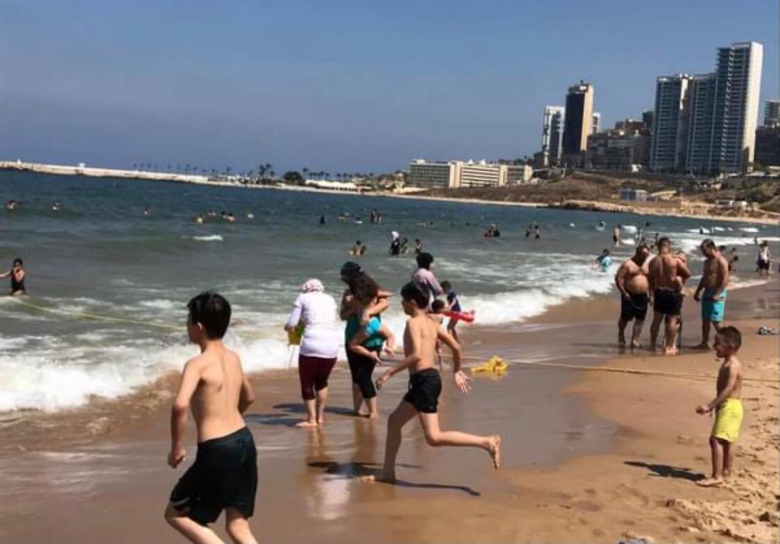 "لغز مياه الرملة البيضاء ينتهي... وزارة البيئة تكشف السبب الحقيقي وراء تغيّر لون البحر"