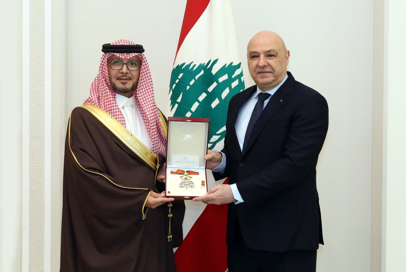 عون يقلّد السفير السعودي وسام الأرز الوطني...وإشادة بدوره في تعزيز العلاقات اللبنانية – السعودية