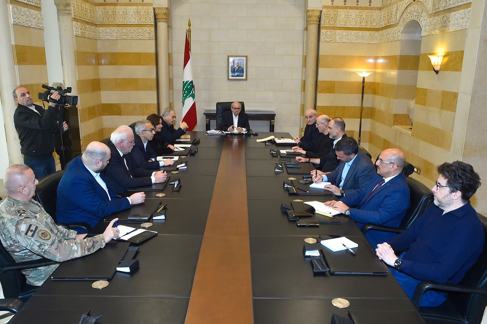 نواف سلام يعقد اجتماعاً موسعاً في السراي لمتابعة جهوزية المؤسسات وضمان انتظام الخدمات