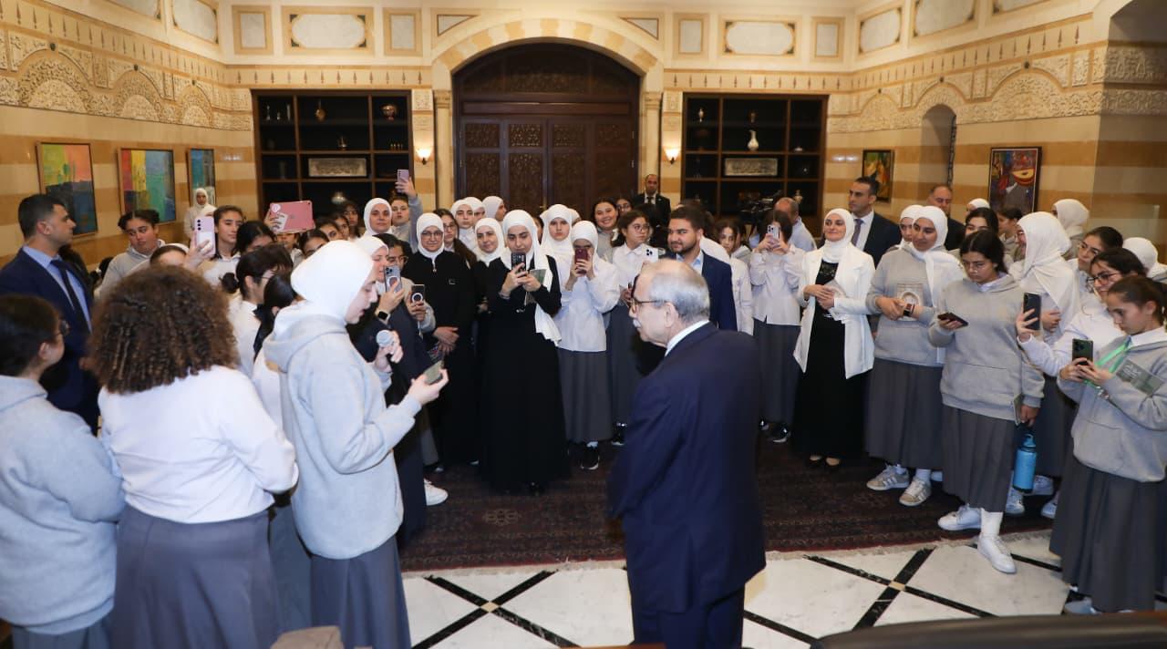 سلام من السرايا: بحث في العلاقات مع الإمارات، متابعة ملف النازحين، ولقاءات روحية وتربوية بمناسبة الاستقلال