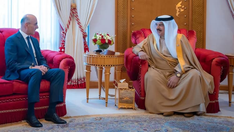 وزير الداخلية اللبناني أحمد الحجار وملك البحرين حمد بن عيسى آل خليفة يؤكدان تعزيز التعاون الثنائي