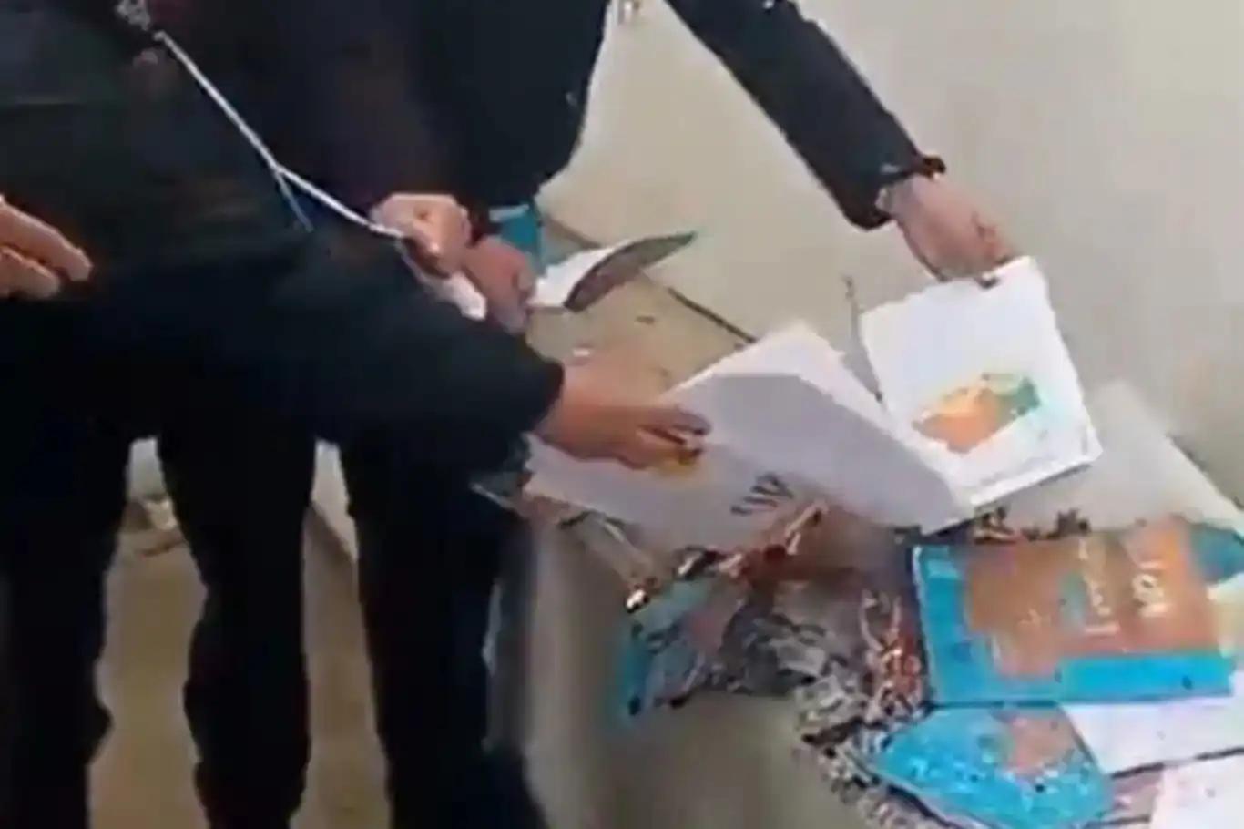 طلاب وأهالي مخيمات فلسطينية في لبنان يحتجون على حذف اسم "فلسطين" من مناهج الأونروا