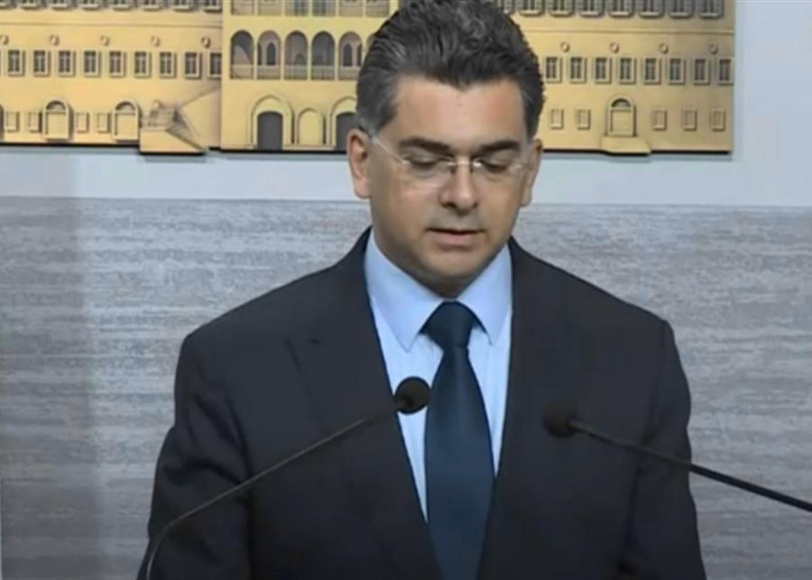 قرارات حكومية بارزة: تشغيل مرحلي لمطار القليعات، التفرغ في “اللبنانية”، وجلسة مرتقبة لرواتب القطاع العام