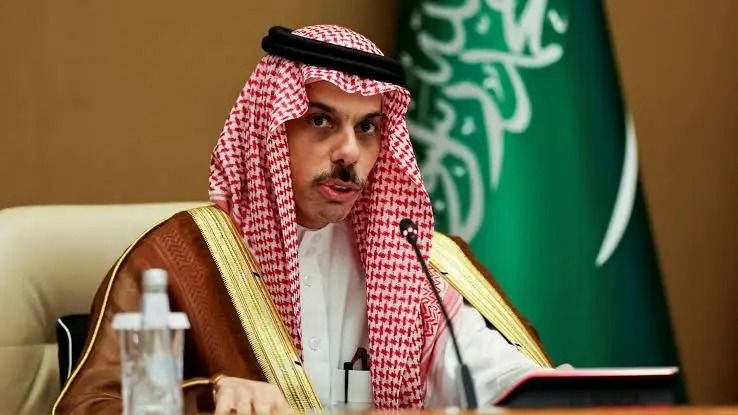 السعودية تؤكد وقوفها إلى جانب الكويت… والدفاعات الجوية الكويتية تتصدى لهجمات معادية